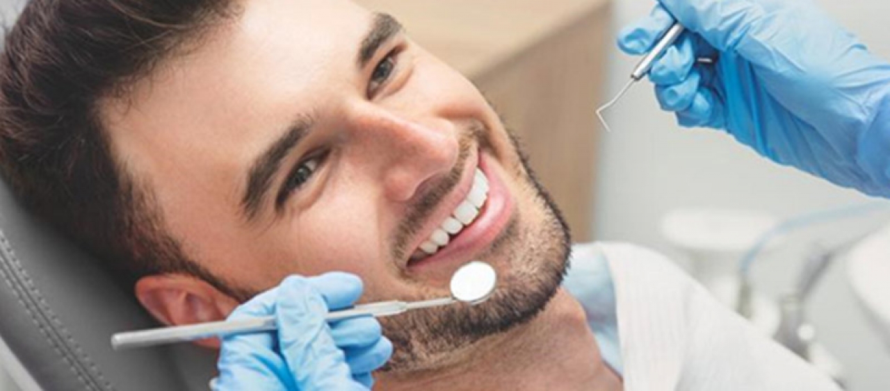 Λεύκανση Δοντιών: Τι Είναι Ασφαλές, Τι να Αποφεύγετε και Ποιο Πρωτόκολλο Προτείνεται από τον Οδοντίατρο